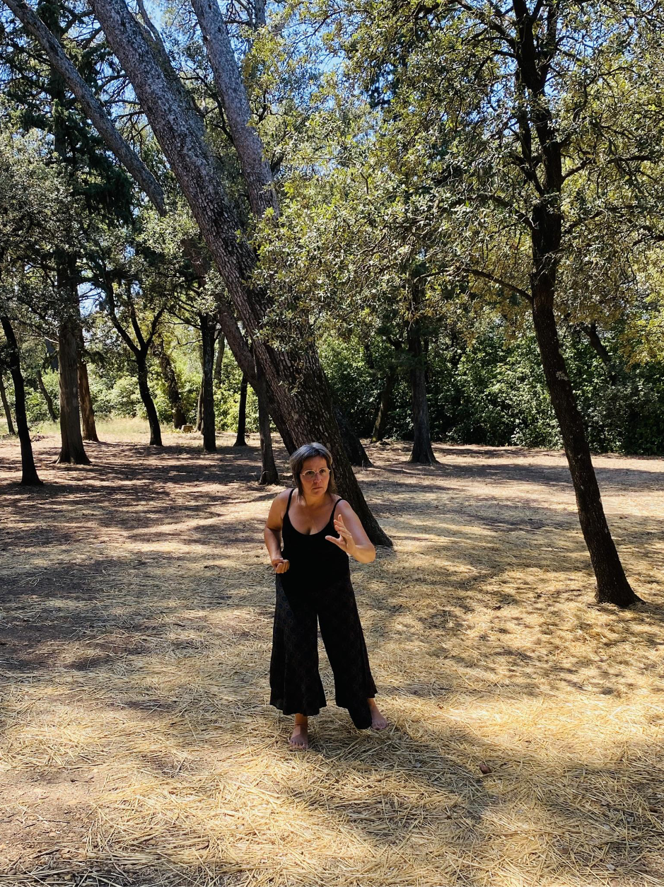 Laurence Thomas pratiquant le Qi Gong en nature